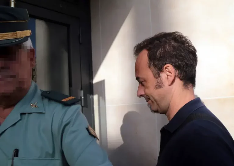 FOTOGRAFÍA. GRANADA (ANDALUCÍA) REINO DE ESPAÑA, 22 D EJULIO DE 2025. El italiano Francesco Arcuri, ex marido de la expresa Juana Rivas Gómez, llega a Granada para "abrazar" a su hijo Daniel, de 11 años, "volver a casa y a nuestra vida", después de que este lunes la Audiencia de Granada avalara la sentencia del Juzgado de Primera Instancia número 3 de Granada para dar cumplimiento a la decisión de los jueces de Italia y se estableció su cumplimiento para el día 22 de julio. Efe