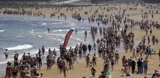 FOTOGRAFÍA. GIJÓN (REINO DE ESPAÑA), 12 D EJULIO DE 2025. Cientos de personas se disfrutan este sábado, de las altas temperaturas, en la playa de San Lorenzo de Gijón, en el Reino de España. Efe