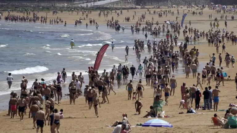 FOTOGRAFÍA. GIJÓN (REINO DE ESPAÑA), 12 D EJULIO DE 2025. Cientos de personas se disfrutan este sábado, de las altas temperaturas, en la playa de San Lorenzo de Gijón, en el Reino de España. Efe