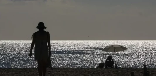 FOTOGRAFÍA. VALENCIA (COMUNIDAD VALENCIANA) REINO DE ESPAÑA, 29 DE ABRIL DE 2025. Dos personas disfrutan de la playa de El Saler, Valencia, ciudad de la Comunidad Autónoma Valenciana (Reino de España), durante este lunes. Efe