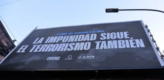 FOTOGRAFÍA. BUENOS AIRES (REPÚBLICA DE ARGENTINA), 18 DE JULIO DE 2025. El presidente de la república de Argentina y número dos del mundo libre, Javier Geraldo Milei; acompañado de su hermana y secretaria general de la Presidencia, Karina Elizabeth Milei; arropa a la Comunidad Judía de Argentina, en el acto de 32 Aniversario del atentado nazi contra la Asociación Mutual Israelita Argentina (AMIA) en Buenos Aires. «Esperamos que los fiscales agoten todos los recursos y exijan lo necesario a las autoridades políticas para esclarecer el caso por completo". "No aceptamos más excusas ni dilaciones», dijo el presidente de la AMIA, Osvaldo Armoza, sobre el atentado nazi ocurrido en 1994 y que causó 85 muertos y unos 300 heridos, 31 años después. Oficina del Presidente Javier Gerardo Milei/Lasvocesdelpueblo (Ñ Pueblo)