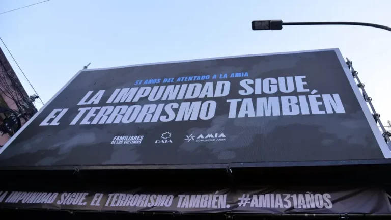FOTOGRAFÍA. BUENOS AIRES (REPÚBLICA DE ARGENTINA), 18 DE JULIO DE 2025. El presidente de la república de Argentina y número dos del mundo libre, Javier Geraldo Milei; acompañado de su hermana y secretaria general de la Presidencia, Karina Elizabeth Milei; arropa a la Comunidad Judía de Argentina, en el acto de 32 Aniversario del atentado nazi contra la Asociación Mutual Israelita Argentina (AMIA) en Buenos Aires. «Esperamos que los fiscales agoten todos los recursos y exijan lo necesario a las autoridades políticas para esclarecer el caso por completo". "No aceptamos más excusas ni dilaciones», dijo el presidente de la AMIA, Osvaldo Armoza, sobre el atentado nazi ocurrido en 1994 y que causó 85 muertos y unos 300 heridos, 31 años después. Oficina del Presidente Javier Gerardo Milei/Lasvocesdelpueblo (Ñ Pueblo)