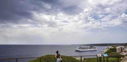 FOTOGRAFÍA. MENORCA (ISLAS BALEARES) REINO DE ESPAÑA, 23 DE JULIO DE 2025. Turistas observan este miércoles la llegada de nubes de lluvia desde la Fortaleza de Isabel II en La Mola, Menorca. Efe