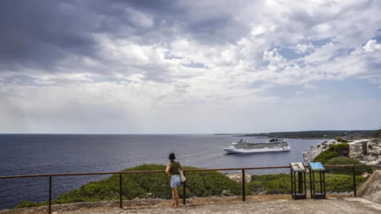 FOTOGRAFÍA. MENORCA (ISLAS BALEARES) REINO DE ESPAÑA, 23 DE JULIO DE 2025. Turistas observan este miércoles la llegada de nubes de lluvia desde la Fortaleza de Isabel II en La Mola, Menorca. Efe