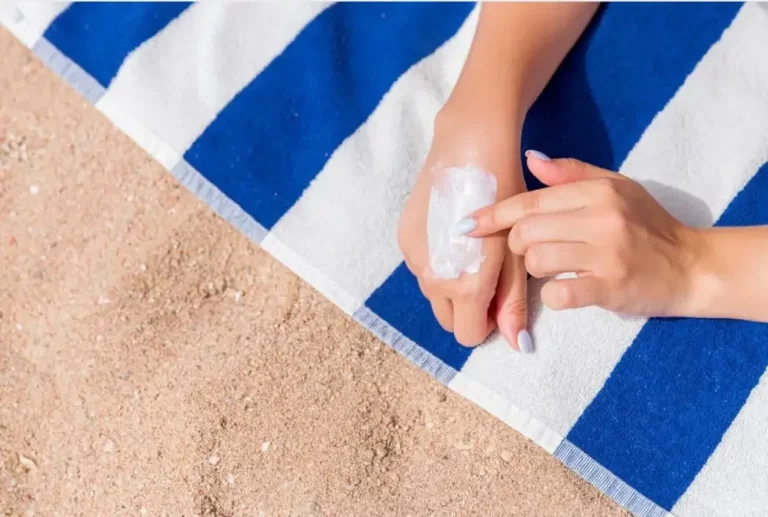 FOTOGRAFÍA. SEVILLA (ANDALUCÍA) REINO DE ESPAÑA, 27 DE JUNIO DE 2025. El proyecto FarmaSoludable de la Universidad de Sevilla propone un cambio de hábitos en la protección solar y subraya el papel estratégico de las farmacias comunitarias; además, se trata de una tesis doctoral objetivo de fomentar hábitos de fotoprotección eficaces y sostenibles entre la población. Lasvocesdelpueblo (Ñ Pueblo)