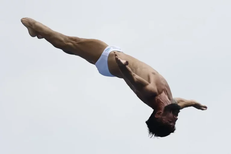 FOTOGRAFÍA. SINGAPUR (REPÚBLICA DE SINGAPUR), 27 DE JULIO DE 2025. En la imagen el español Carlos Gimeno Martínez durante su prueba de en los saltos de gran altura, en la final de plataforma de 27 metros de los Mundiales de Singapur. Efe
