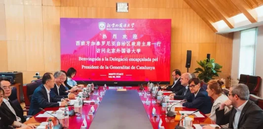 FOTOGRAFÍA. PEKÍN (REPÚBLICA POPULAR DE CHINA), 26 DE JULIO DE 2025.- El presidente del Govern de la Generalitat Catalunya por el Partido Socialista (PSOE/PSC), Salvador Illa Roca (3d), mantiene una reunión con representantes de la Universidad de Estudios Extranjeros de Pekín, este sábado. El político de la izquierda extrema Salvador Illa Roca, anunció este sábado en la capital china que la enseñanza del dialecto catalán regresará a la Universidad de Estudios Extranjeros de Pekín, a partir del segundo semestre del próximo curso, donde solo "180 personas" en toda China, país con población 1.409.670.000 personas, según datos oficiales correspondientes al año 2023, se han habían registrado para estudiar el dialecto catalán. Lasvocesdelpueblo (Ñ Pueblo)