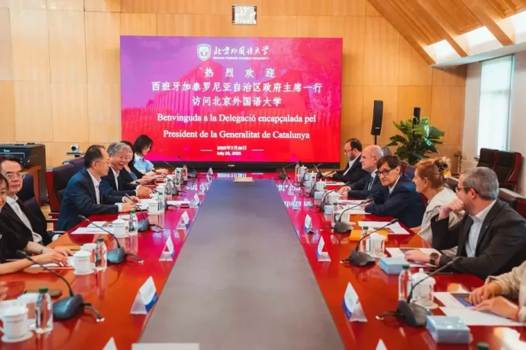 FOTOGRAFÍA. PEKÍN (REPÚBLICA POPULAR DE CHINA), 26 DE JULIO DE 2025.- El presidente del Govern de la Generalitat Catalunya por el Partido Socialista (PSOE/PSC), Salvador Illa Roca (3d), mantiene una reunión con representantes de la Universidad de Estudios Extranjeros de Pekín, este sábado. El político de la izquierda extrema Salvador Illa Roca, anunció este sábado en la capital china que la enseñanza del dialecto catalán regresará a la Universidad de Estudios Extranjeros de Pekín, a partir del segundo semestre del próximo curso, donde solo "180 personas" en toda China, país con población 1.409.670.000 personas, según datos oficiales correspondientes al año 2023, se han habían registrado para estudiar el dialecto catalán. Lasvocesdelpueblo (Ñ Pueblo)