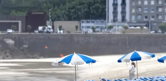 FOTOGRAFÍA. SAN SENASTIÁN 8LAS VASCONGADAS) REINO DE ESPAÑA, 08 DE JULIO DE 2025. Vista de la playa de la Zurriola de San Sebastián este miércoles 8 de julio de 2025. Efe