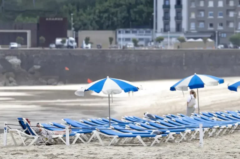 FOTOGRAFÍA. SAN SENASTIÁN 8LAS VASCONGADAS) REINO DE ESPAÑA, 08 DE JULIO DE 2025. Vista de la playa de la Zurriola de San Sebastián este miércoles 8 de julio de 2025. Efe