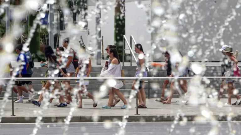 FOTOGRAFÍA. ALICANTE (COMUNIDAD VALENCIANA) REINO DE ESPAÑA, 10 DE JULIO DE 2025. Varias personas pasan ante una fuente, este jueves, en una calle de la ciudad de Alicante. Efe