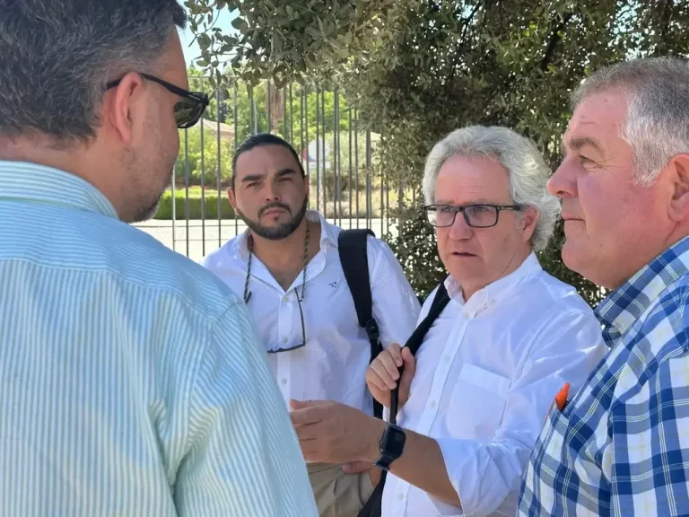 FOTOGRAFÍA. COGOLLOS DE GUADIX (GRANADA) ANDALUCÍA (REINO DE ESPAÑA), 17 DE JULIO DE 2025. El secretario general de Ciutadans Partit de la Ciudadanía Ciudadanos (Cs), Carlos Pérez-Nievas López de Goicoechea (2 d); visitó este jueves la localidad Cogollos de Guadix, provincia de Granada, en la Comunidad autónoma de Andalucía (Reino de España), acompañado por el concejal de Cs en el Ayuntamiento de Cogollos de Guadix (Granada), Aurelio Peralta; donde el alcalde del Gobierno municipal del Partido Popular (PP), Eduardo Miguel Martos Hidalgo (Edu Martos Hidalgo), está siendo investigado por corrupción. Lasvocesdelpueblo (Ñ Pueblo)