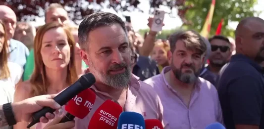 FOTOGRAFÍA. ALCALÁ DE HENARES (COMUNIDAD DE MADRID) REINO DE ESPAÑA, 06 DE JULIO DE 2025. El presidente de VOX, Santiago Abascal Conde; junto al portavoz nacional de VOX y diputado en la Asamblea de Madrid, José Antonio Fúster Lamelas; a la portavoz nacional de Agenda España y portavoz del Grupo Parlamentario en la Asamblea de Madrid, "Isabel La Buena" (Isabel Pérez Moñino-Aranda); al portavoz nacional de Interior, Inmigración y Seguridad, Samuel Vázquez Álvarez; entre otro, arropó este domingo a los vecinos de Alcalá de Henares (Comunidad de Madrid), conmocionados por la brutal violación sexual de una joven por parte de un inmigrante ilegal, supuesto interno del centro de acogida de supuestos Menores Extranjeros No Acompañados (MENA). Lasvocesdelpueblo (Ñ Pueblo)