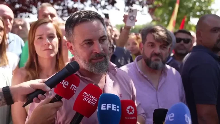 FOTOGRAFÍA. ALCALÁ DE HENARES (COMUNIDAD DE MADRID) REINO DE ESPAÑA, 06 DE JULIO DE 2025. El presidente de VOX, Santiago Abascal Conde; junto al portavoz nacional de VOX y diputado en la Asamblea de Madrid, José Antonio Fúster Lamelas; a la portavoz nacional de Agenda España y portavoz del Grupo Parlamentario en la Asamblea de Madrid, "Isabel La Buena" (Isabel Pérez Moñino-Aranda); al portavoz nacional de Interior, Inmigración y Seguridad, Samuel Vázquez Álvarez; entre otro, arropó este domingo a los vecinos de Alcalá de Henares (Comunidad de Madrid), conmocionados por la brutal violación sexual de una joven por parte de un inmigrante ilegal, supuesto interno del centro de acogida de supuestos Menores Extranjeros No Acompañados (MENA). Lasvocesdelpueblo (Ñ Pueblo)