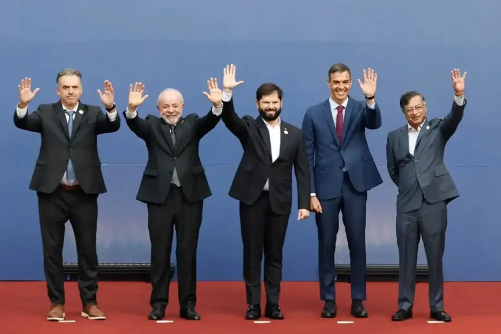 FOTOGRAFÍA. SANTIAGO DE CHILE (CHILE), 21 DE JULIO DE 2025.- De izquierda a derecha: el presidente de la República Oriental del Uruguay, Yamandú Ramón Antonio Orsi Martínez (Yamandú Orsi); el presidente de Brasil, Luiz Inácio Lula da Silva (Lula da Silva); el presidente de la República de Chile, Gabriel Boric Font; el presidente del Gobierno de España, Pedro Sánchez Pérez-Castejón; y el presidente de Colombia, Gustavo Francisco Petro Urrego (Gustavo Petro); posan en el marco de su llamada "Cumbre en Defensa de la Democracia" -nadie sabe de que tipo de democracia se refieren porque cualquier voz crítica a su pensamiento ultra y narco se llama "ultraderecha" o "fascismo". Este grupo de personas ni toleran ni permiten que exista una oposición a su pensamiento totalitario-, este lunes, en el Palacio de La Moneda, en Santiago de Chile (Chile). Efe