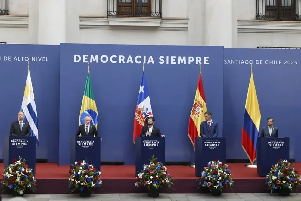 FOTOGRAFÍA. SANTIAGO DE CHILE (CHILE), 21 DE JULIO DE 2025.- De izquierda a derecha: el presidente de la República Oriental del Uruguay, Yamandú Ramón Antonio Orsi Martínez (Yamandú Orsi); el presidente de Brasil, Luiz Inácio Lula da Silva (Lula da Silva); el presidente de la República de Chile, Gabriel Boric Font; el presidente del Gobierno de España, Pedro Sánchez Pérez-Castejón; y el presidente de Colombia, Gustavo Francisco Petro Urrego (Gustavo Petro); posan en el marco de su llamada "Cumbre en Defensa de la Democracia" -nadie sabe de que tipo de democracia se refieren porque cualquier voz crítica a su pensamiento ultra y narco se llama "ultraderecha" o "fascismo". Este grupo de personas ni toleran ni permiten que exista una oposición a su pensamiento totalitario-, este lunes, en el Palacio de La Moneda, en Santiago de Chile (Chile). Efe