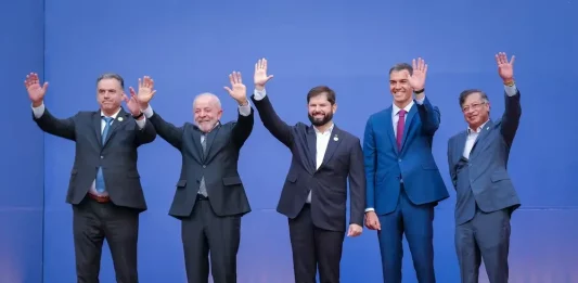 FOTOGRAFÍA. SANTIAGO DE CHILE (CHILE), 21 DE JULIO DE 2025.- De izquierda a derecha: el presidente de la República Oriental del Uruguay, Yamandú Ramón Antonio Orsi Martínez (Yamandú Orsi); el presidente de Brasil, Luiz Inácio Lula da Silva (Lula da Silva); el presidente de la República de Chile, Gabriel Boric Font; el presidente del Gobierno de España, Pedro Sánchez Pérez-Castejón; y el presidente de Colombia, Gustavo Francisco Petro Urrego (Gustavo Petro); posan en el marco de su llamada "Cumbre en Defensa de la Democracia" -nadie sabe de que tipo de democracia se refieren porque cualquier voz crítica a su pensamiento ultra y narco se llama "ultraderecha" o "fascismo". Este grupo de personas ni toleran ni permiten que exista una oposición a su pensamiento totalitario-, este lunes, en el Palacio de La Moneda, en Santiago de Chile (Chile). Efe