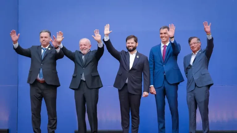 FOTOGRAFÍA. SANTIAGO DE CHILE (CHILE), 21 DE JULIO DE 2025.- De izquierda a derecha: el presidente de la República Oriental del Uruguay, Yamandú Ramón Antonio Orsi Martínez (Yamandú Orsi); el presidente de Brasil, Luiz Inácio Lula da Silva (Lula da Silva); el presidente de la República de Chile, Gabriel Boric Font; el presidente del Gobierno de España, Pedro Sánchez Pérez-Castejón; y el presidente de Colombia, Gustavo Francisco Petro Urrego (Gustavo Petro); posan en el marco de su llamada "Cumbre en Defensa de la Democracia" -nadie sabe de que tipo de democracia se refieren porque cualquier voz crítica a su pensamiento ultra y narco se llama "ultraderecha" o "fascismo". Este grupo de personas ni toleran ni permiten que exista una oposición a su pensamiento totalitario-, este lunes, en el Palacio de La Moneda, en Santiago de Chile (Chile). Efe