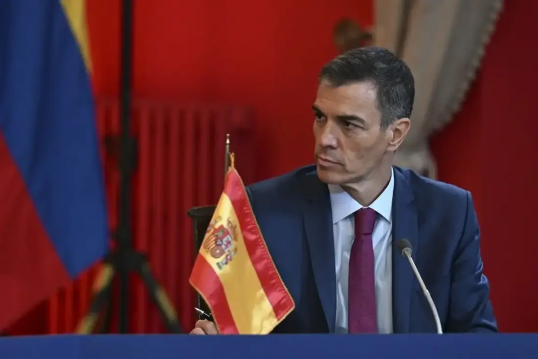 FOTOGRAFÍA. SANTIAGO DE CHILE (CHILE), 21 DE JULIO DE 2025.- En la imagen, el presidente del Gobierno de España, Pedro Sánchez Pérez-Castejón; junto a sus colegas ultras que no salen: el presidente de la República Oriental del Uruguay, Yamandú Ramón Antonio Orsi Martínez (Yamandú Orsi); el presidente de Brasil, Luiz Inácio Lula da Silva (Lula da Silva); el presidente de la República de Chile, Gabriel Boric Font; y el presidente de Colombia, Gustavo Francisco Petro Urrego (Gustavo Petro); posan en el marco de su llamada "Cumbre en Defensa de la Democracia" -nadie sabe de que tipo de democracia se refieren porque cualquier voz crítica a su pensamiento ultra y narco se llama "ultraderecha" o "fascismo". Este grupo de personas ni toleran ni permiten que exista una oposición a su pensamiento totalitario-, este lunes, en el Palacio de La Moneda, en Santiago de Chile (Chile). Efe