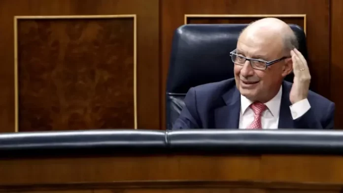 FOTOGRAFÍA. MADRID (REINO DE ESPAÑA), FECHA NO CONCRETADA/FECHA RELACIONADA CON CORRUPCIÓN DEL PARTIDO POPULAR (PP) Y GOBIERNO DE MAYORÍA ABSOLUTA DEL PP DE MARIANO RAJOY BREY, 16 DE JULIO DE 2025. Un juez de Tarragona investiga al exministro de Hacienda, Cristóbal Ricardo Montoro Romero (Cristóbal Montoro), por supuestamente aprovechar su cargo para crear una «red de influencias» que impulsó modificaciones legislativas para favorecer a empresas gasistas a cambio de «importantes pagos» a la mercantil Equipo Económico (EE), de la que fue socio fundador y presidente. Efe