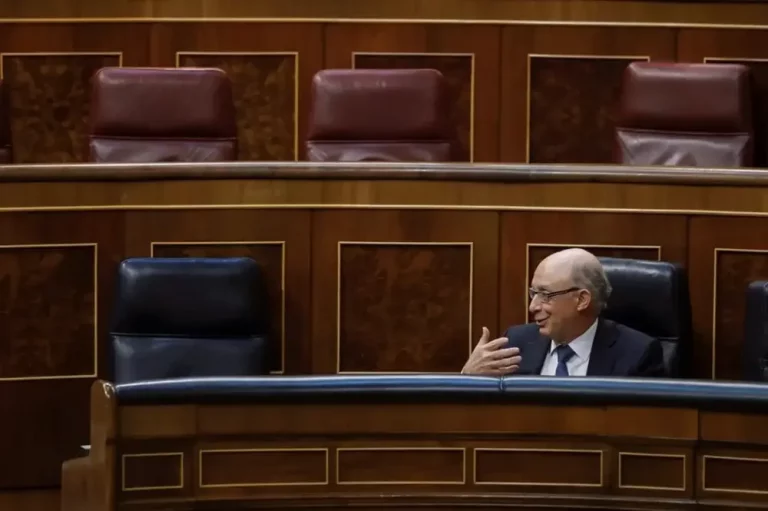 FOTOGRAFÍA. MADRID (REINO DE ESPAÑA), FECHA NO CONCRETADA/FECHA RELACIONADA CON CORRUPCIÓN DEL PARTIDO POPULAR (PP) Y GOBIERNO DE MAYORÍA ABSOLUTA DEL PP DE MARIANO RAJOY BREY, 16 DE JULIO DE 2025. Un juez de Tarragona investiga al exministro de Hacienda, Cristóbal Ricardo Montoro Romero (Cristóbal Montoro), por supuestamente aprovechar su cargo para crear una «red de influencias» que impulsó modificaciones legislativas para favorecer a empresas gasistas a cambio de «importantes pagos» a la mercantil Equipo Económico (EE), de la que fue socio fundador y presidente. Efe