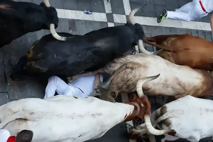 Cuatro encierro de Sanfermines 2025 sin heridos por asta (3) FOTOGRAFÍA. PAMPLONA (NAVARRA) REINO DE ESPÑA, 10 DE JULIO DE 2025. Un mozo es arrollado por los toros de la ganadería Victoriano del Río Cortés durante el cuarto encierro de los Sanfermines, este jueves, en Pamplona. Efe
