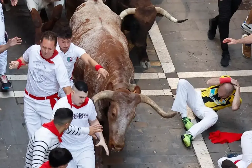 FOTOGRAFÍA. PAMPLONA (NAVARRA) REINO DE ESPÑA, 10 DE JULIO DE 2025. Uno de los mozos cae al paso de los toros de la ganadería Victoriano del Río Cortés durante el cuarto encierro, este jueves, en Pamplona (Reino de España). Efe