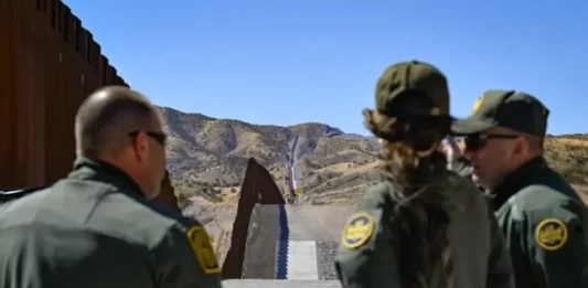 FOTOGRAFÍA. FRONTERA SUR DE LOS ESTADOS UNIDOS DE AMÉRICA, EEUU, 02 DE JULIO DE 2025. Detalle de un grupo de profesionales de la Patrulla Fronteriza de United States Of America (USA), registrados este miércoles 2 de julio de 2025, cuando la Frontera sur registró en junio un nuevo mínimo histórico de llegada de inmigrantes ilegales. "¡Gran y hermosa seguridad fronteriza!". "El gran y hermoso proyecto de ley del presidente Donald John Trump es fundamental para asegurar permanentemente nuestra frontera para las generaciones futuras". "El proyecto de ley Big Beautiful (One Big Beautiful Bill) proporcionará al Departamento de Seguridad Nacional [Department of Homeland Security] (DHS), los fondos necesarios para arrestar, detener y deportar a inmigrantes ilegales criminales", afirmaron este miércoles fuentes gubernamentales de EEUU. Lasvocesdelpueblo (Ñ Pueblo)