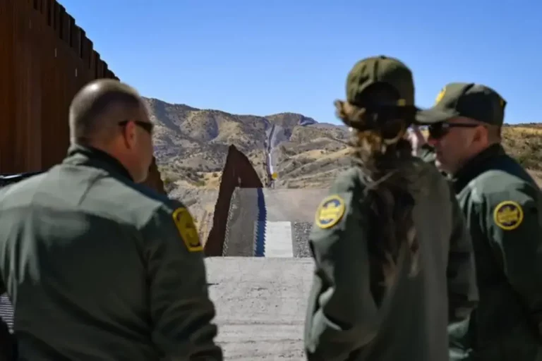 FOTOGRAFÍA. FRONTERA SUR DE LOS ESTADOS UNIDOS DE AMÉRICA, EEUU, 02 DE JULIO DE 2025. Detalle de un grupo de profesionales de la Patrulla Fronteriza de United States Of America (USA), registrados este miércoles 2 de julio de 2025, cuando la Frontera sur registró en junio un nuevo mínimo histórico de llegada de inmigrantes ilegales. "¡Gran y hermosa seguridad fronteriza!". "El gran y hermoso proyecto de ley del presidente Donald John Trump es fundamental para asegurar permanentemente nuestra frontera para las generaciones futuras". "El proyecto de ley Big Beautiful (One Big Beautiful Bill) proporcionará al Departamento de Seguridad Nacional [Department of Homeland Security] (DHS), los fondos necesarios para arrestar, detener y deportar a inmigrantes ilegales criminales", afirmaron este miércoles fuentes gubernamentales de EEUU. Lasvocesdelpueblo (Ñ Pueblo)