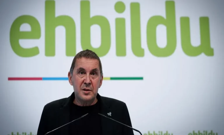 FOTOGRAFÍA. SAN SEBASTIÁN (ESPAÑA), 07 DE SEPTIEMBRE DE 2020. VOX promueve la ilegalización de Bildu por su nexo con el terrorismo etarra. El coordinador de EH Bildu y asesino terrorista líder de la banda terrorista Euskadi Ta Askatasuna (ETA), durante la masacre de los civiles por esta organización criminal separatista y terrorista en el centro Hipercor de Barcelona (Cataluña), Arnaldo Otegui Mondragón (Arnaldo Otegi), ha opinado este lunes en San Sebastián sobre la muerte el pasado viernes del preso terrorista de de ETA Igor González en la cárcel de Martutene (Gipuzkoa), donde cumplía una condena de 20 años de cárcel por colaboración con banda terrorista. Efe