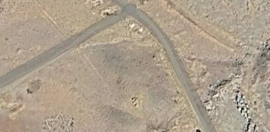 FOTOGRAFÍA. CIELOS DE IRÁN EN LOS ICIOS DE JUNIO DE 2025. Los espías del Servicio Secreto de Inteligencia de Israel (Mossad) marcaron una base de misiles balísticos de los Ayatolas ISIS en suelo soberano de Irán con las Estrellas de David (Māg̲ēn dāwid̲, Magen David o simplemente Escudo de David) para guiar desde tierra hasta los cielos a los héroes israelíes integrantes de la Fuerza Aérea de Israel (FAI) durante la llamada "La Guerra de los 12 Días".