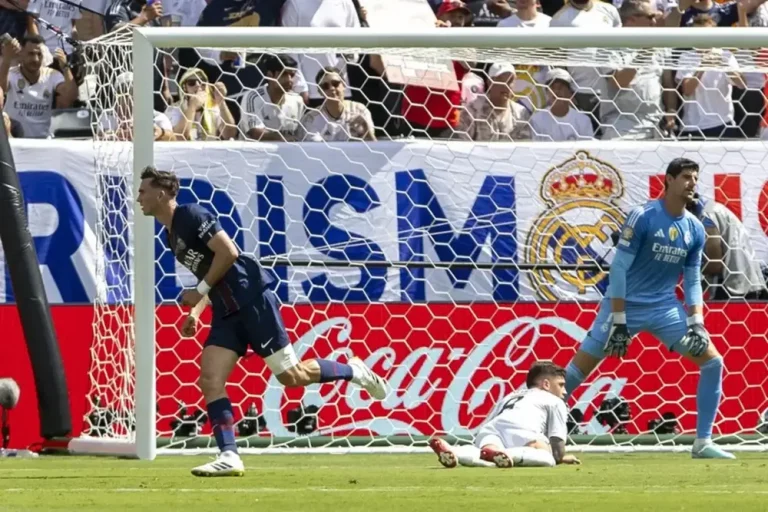 FOTOGRAFÍA. NUEVA YORK (ESTADOS UNIDOS DE AMÉRICA, EEUU), 09 DE JULIO DE 2025. Fabián Ruiz (i), del PSG, anota un gol este miércoles, en un partido del Mundial de Clubes ante el Real Madrid, disputado en el estadio MetLife de Nueva York (Estados Unidos). Efe