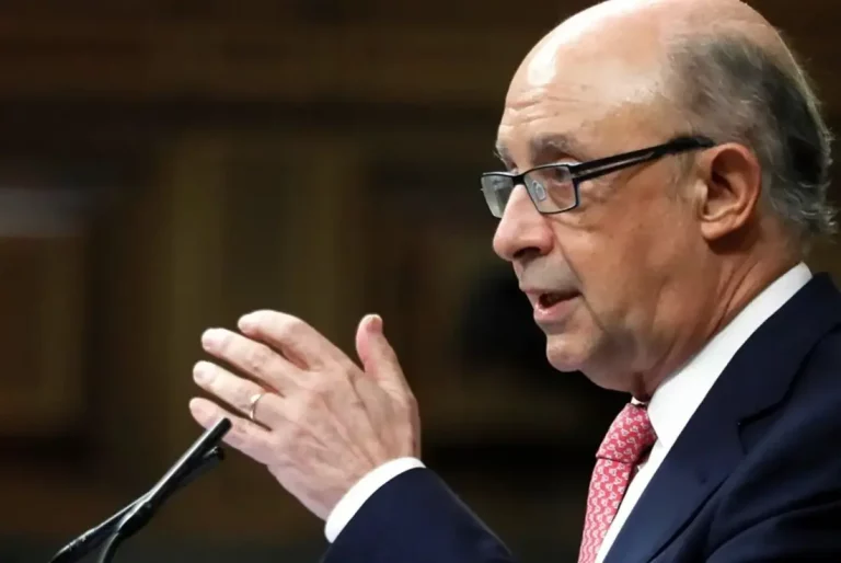 FOTOGRAFÍA. MADRID (REINO DE ESPAÑA), FECHA NO CONCRETADA/FECHA RELACIONADA CON CORRUPCIÓN DEL PARTIDO POPULAR (PP) Y GOBIERNO DE MAYORÍA ABSOLUTA DEL PP DE MARIANO RAJOY BREY, 16 DE JULIO DE 2025. Un juez de Tarragona investiga al exministro de Hacienda, Cristóbal Ricardo Montoro Romero (Cristóbal Montoro), por supuestamente aprovechar su cargo para crear una «red de influencias» que impulsó modificaciones legislativas para favorecer a empresas gasistas a cambio de «importantes pagos» a la mercantil Equipo Económico (EE), de la que fue socio fundador y presidente. Efe