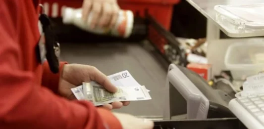 FOTOGRAFÍA. MADRID (REINO DE ESPAÑA), 10 DE MAYO DE 201. de talle de una cajera durante su jornada laboral en España.- El salario medio español ganó un 0,1 % de poder adquisitivo el pasado año, el tercer ejercicio consecutivo al alza, aunque acumula una pérdida del 2,4 % en los últimos cinco años, según los cálculos recogidos por Adecco en su Monitor Anual sobre Salarios. En la imagen, una cajera de un supermercado devuelve cambio a un cliente. Efe