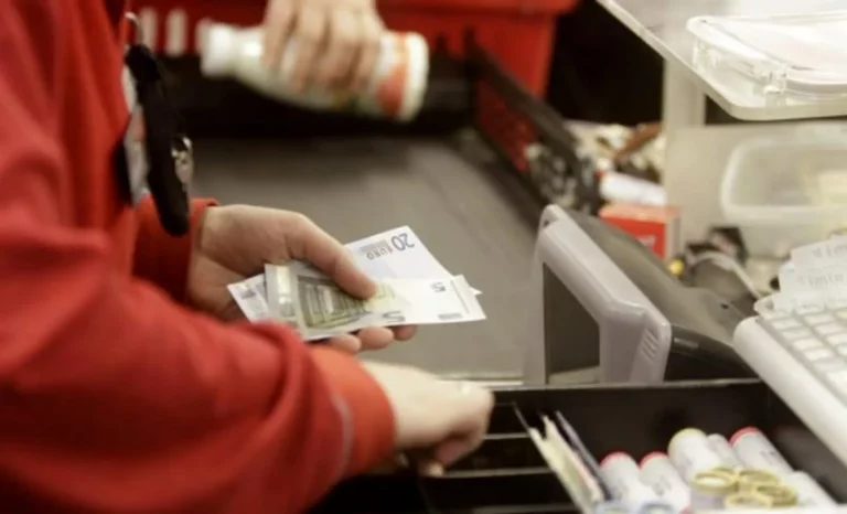 FOTOGRAFÍA. MADRID (REINO DE ESPAÑA), 10 DE MAYO DE 201. de talle de una cajera durante su jornada laboral en España.- El salario medio español ganó un 0,1 % de poder adquisitivo el pasado año, el tercer ejercicio consecutivo al alza, aunque acumula una pérdida del 2,4 % en los últimos cinco años, según los cálculos recogidos por Adecco en su Monitor Anual sobre Salarios. En la imagen, una cajera de un supermercado devuelve cambio a un cliente. Efe