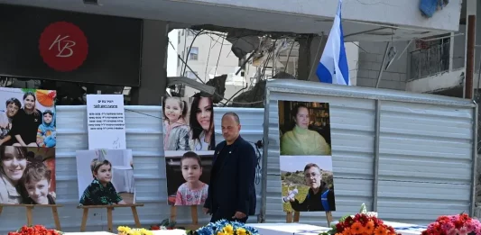 FOTOGRAFÍA. TEL AVIV (ISRAEL), 30 DE JUNIO DE 2025. Entierro oficial de los civiles israelíes masacrados por los Ayatolas ISIS con misiles balísticos en zonas residenciales civiles de Tel Aviv durante la guerra de los 12 días. El Ministerio de Asuntos Exteriores (en árabe) de israel dice: "Hoy se celebró un servicio conmemorativo en la ciudad de Bet Yam, junto a la casa donde murieron después de ser alcanzados por un misil del régimen islámico que mató a los niños. María, de 31 años, y su hija Anastasia, de 8, que llegaron a Israel para recibir tratamiento contra el cáncer, la abuela de la familia, Yelena, de 54 años, y sus otros dos nietos, Konstantin, de 10 años, e Ilya, de 15. En memoria de ellos". Mientras israel eliminaba a los científicos del nuclear delos ayatolas ISIS y a los generales del llamado "Cuerpo de la Guardia Revolucionaria Islámica-Fuerza Quds (CGRI-QF)", organización terrorista islamofascista que no tenga nada que ver con el Ejército de Irán, apagado por los ISIS del llamado "Líder Supremo" de la República Islámica de Irán, el comunista islamo-nazi Alí Hoseiní Jamenei. Ministerio de Exteriores de Israel/Lasvocesdelpueblo (Ñ Pueblo)