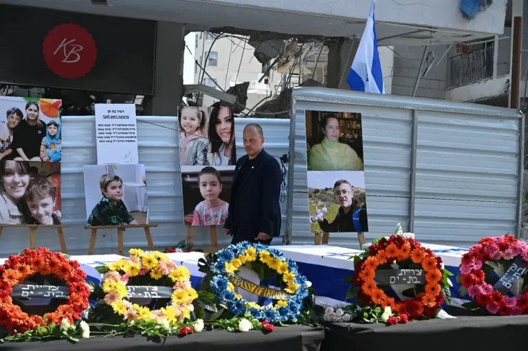 FOTOGRAFÍA. TEL AVIV (ISRAEL), 30 DE JUNIO DE 2025. Entierro oficial de los civiles israelíes masacrados por los Ayatolas ISIS con misiles balísticos en zonas residenciales civiles de Tel Aviv durante la guerra de los 12 días. El Ministerio de Asuntos Exteriores (en árabe) de israel dice: "Hoy se celebró un servicio conmemorativo en la ciudad de Bet Yam, junto a la casa donde murieron después de ser alcanzados por un misil del régimen islámico que mató a los niños. María, de 31 años, y su hija Anastasia, de 8, que llegaron a Israel para recibir tratamiento contra el cáncer, la abuela de la familia, Yelena, de 54 años, y sus otros dos nietos, Konstantin, de 10 años, e Ilya, de 15. En memoria de ellos". Mientras israel eliminaba a los científicos del nuclear delos ayatolas ISIS y a los generales del llamado "Cuerpo de la Guardia Revolucionaria Islámica-Fuerza Quds (CGRI-QF)", organización terrorista islamofascista que no tenga nada que ver con el Ejército de Irán, apagado por los ISIS del llamado "Líder Supremo" de la República Islámica de Irán, el comunista islamo-nazi Alí Hoseiní Jamenei. Ministerio de Exteriores de Israel/Lasvocesdelpueblo (Ñ Pueblo)