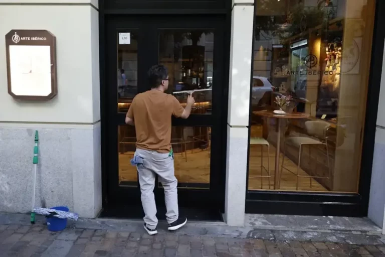 FOTOGRAFÍA. REINO DE ESPAÑA, 23 D EJULIO DE 2025. Un hombre limpia los cristales de un restaurante. Efe