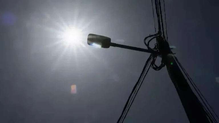 FOTOGRAFÍA. LIÉBANA (CANTABRIA) REINO DE ESPAÑA, 01 DE JULIO DE 2025. Vista del sol este martes en el desfiladero de La Hermida, en una jornada en la que Liébana (Cantabria) se encuentra en aviso naranja por temperaturas de hasta 37 grados. Efe