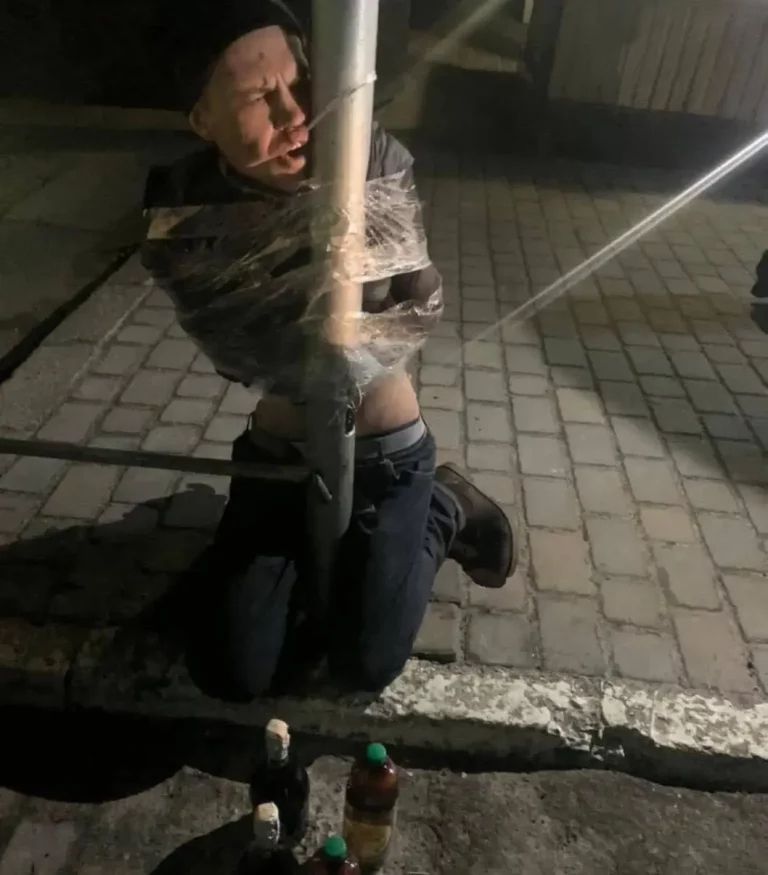 FOTOGRAFÍA. KIEV, KHARKIV Y REGIONES DE KIEV Y KHARKIV (UCRANIA), 01.03.2022. Civiles, víctimas de la invasión rusa de Ucrania Ucrania, repelan a los saqueadores (falsos civiles o espías rusos) en Kiev, Kharkiv y regiones de Kiev y Kharkiv. Los espías rusos son la avanzadilla civil rusa que prepara el terreno, dando posiciones de la Resistencia y Ejército de Ucrania a la maquinaria de guerra rusas para que vaya destruyendo Ucrania y masacrando a los civiles que no quieren abandonar sus casas y, además, las posiciones a tiempo real de los voluntarios y Ejército de Ucrania. El problema de los ocupantes es que Ucrania ya era un país democrático y conocía muy bien la falta de democracia que existe en Rusia. Así, las tropas de Vladimir Putin se han encontrado con un contratiempo en el terreno que ninguno d elos asesores de Putin se lo había imaginado. El enemigo había puesto sus esperanza sobre la ayuda y colaboración, y sobre todo la supuesta 'falta de patriotismo en Ucrania', a su juicio, al considerar que el pueblo ucraniano era simplemente ruso. Fuerzas armadas de Ucrania Lasvocesdelpueblo (Ñ Pueblo).