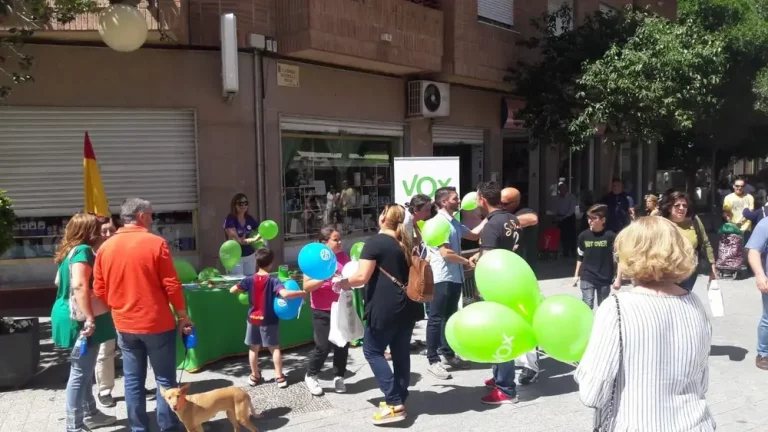 FOTOGRAFÍA. SAN VICENTE DE RASPEIG (ESPAÑA), 09 DE MAYO DE 2019. Carpa por la tarde y pegada de carteles la madrugada del jueves. Vista de los candidatos de VOX esta madrugada durante la tradicional pegada de carteles con el motivo del 26M de 2019 en la localidad española de San Vicente del Raspeig (Alicante). Lasvocesdelpueblo (Ñ Pueblo)
