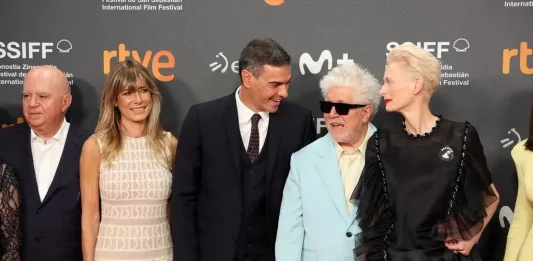 FOTOGRAFÍA. SAN SEBASTIÁN (LAS VASCONGADAS) REINO D EESPAÑA, 26 DE SEPTIEMBRE DE 2024. El presidente del Gobierno de España y secretario general del Partido Socialista (PSOE), Pedro Sánchez Pérez-Castejón (2i), y su mujer imputada por corrupción y otro varios delitos, María Begoña Gómez Fernández (Begoña Gómez) (i); posan junto al ultraizquierdista director de cine en España, Pedro Almodóvar Caballero (2d); y la actriz y modelo británica, Katherine Matilda Swinton (Tilda Swinton) (d); este en el Festival de Cine de San Sebastián de 2024. Efe