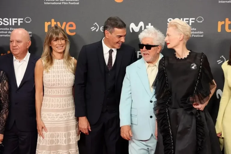 FOTOGRAFÍA. SAN SEBASTIÁN (LAS VASCONGADAS) REINO D EESPAÑA, 26 DE SEPTIEMBRE DE 2024. El presidente del Gobierno de España y secretario general del Partido Socialista (PSOE), Pedro Sánchez Pérez-Castejón (2i), y su mujer imputada por corrupción y otro varios delitos, María Begoña Gómez Fernández (Begoña Gómez) (i); posan junto al ultraizquierdista director de cine en España, Pedro Almodóvar Caballero (2d); y la actriz y modelo británica, Katherine Matilda Swinton (Tilda Swinton) (d); este en el Festival de Cine de San Sebastián de 2024. Efe