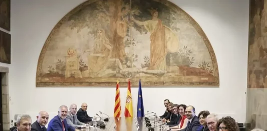 FOTOGRAFÍA. BARCELONA (CATALUÑA) REINO DE ESPAÑA, 14 DE JULIO DE 2025. Los consejeros de Presidencia, Albert Dalmau (5d), y de Economía, Alicia Romero (6d), junto al ministro de Política Territorial y Memoria Democrática, Ángel Víctor Torres (3i), durante la reunión de la llamada "Comisión Bilateral Estado-Generalitat" sobre la llamada "financiación singular" en el Palacio del Gobierno de la Generalitat de Catalunya. Efe