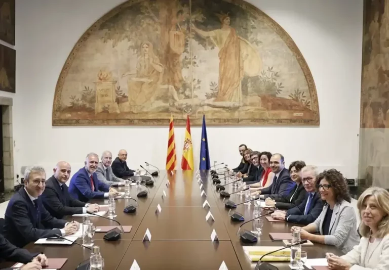 FOTOGRAFÍA. BARCELONA (CATALUÑA) REINO DE ESPAÑA, 14 DE JULIO DE 2025. Los consejeros de Presidencia, Albert Dalmau (5d), y de Economía, Alicia Romero (6d), junto al ministro de Política Territorial y Memoria Democrática, Ángel Víctor Torres (3i), durante la reunión de la llamada "Comisión Bilateral Estado-Generalitat" sobre la llamada "financiación singular" en el Palacio del Gobierno de la Generalitat de Catalunya. Efe