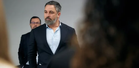 FOTOGRAFÍA. MADRID (REINO DE ESPAÑA), 14 DE JULIO DE 2025. El presidente Nacional de VOX, Santiago Abascal Conde; y el el portavoz Nacional de VOX, José Antonio Fúster Lamelas; ofrecen una rueda de prensa en la sede nacional de la Resistencia en calle Bambú 12 de Madrid, tras la reunión del Comité de Acción Política (CAP) semanal de esta formación patriota del Reino de España. Lasvocesdelpueblo (Ñ Pueblo)
