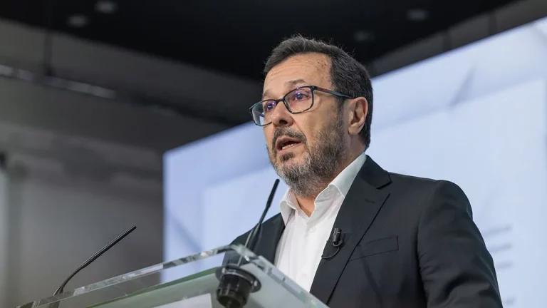 FOTOGRAFÍA. MADRID (REINO DE ESPAÑA), 14 DE JULIO DE 2025. El presidente Nacional de VOX, Santiago Abascal Conde; y el el portavoz Nacional de VOX, José Antonio Fúster Lamelas; ofrecen una rueda de prensa en la sede nacional de la Resistencia en calle Bambú 12 de Madrid, tras la reunión del Comité de Acción Política (CAP) semanal de esta formación patriota del Reino de España. Lasvocesdelpueblo (Ñ Pueblo)