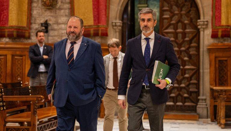 FOTOGRAFÍA. BARCELONA (CATALUÑA) REINO DE ESPAÑA, 15 DE JULIO DE 2025. En la imagen, los integrantes del Grupo Municipal de VOX en el Ayuntamiento de Barcelona, el presidente municipal Gonzalo de Oro-Pulido Plaza (d); y el concejal y portavoz, Liberto Senderos Oliva (i); este lunes durante el pleno municipal sobre la Esclerosis Lateral Amiotrófica (ELA), una iniciativa de de VOX. Lasvocesdelpueblo (Ñ Pueblo)