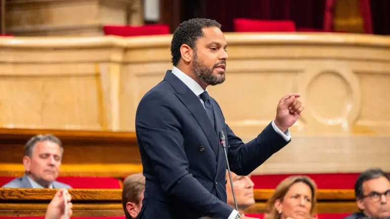 FOTOGRAFÍA. BARCELONA (CATALUÑA) REINO DE ESPAÑA, 16 DE JULIO DE 2025. El secretario general de VOX y presidente del Grupo Parlamentario en el Parlamento de Cataluña, Ignacio Garriga Vaz de Conceiçao, registrado este miércoles durante un Pleno en la Cámara regional catalana. Lasvocesdelpueblo