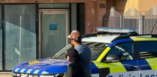 FOTOGRAFÍA. BARCELONA (CATALUÑA) REINO DE ESPAÑA, 22 DE JULIO DE 2025. Graves problemas de higiene del burkinis islamista en piscinas de Salou. Detalle de una "mujer" luciendo el burkinis islamista, junto al hombre islamista, por las calles de Salou (Tarragona). Muchas de ellas, tras pasear con sus burkinis islamistas bajo el sol y sudando acaban saltando como si fuera un oasis de un desierto o en una jungla, causando graves problemas de higiene al resto de la población occidental que luce prendas convencionales limpias. Lasvocesdelpueblo (Ñ Pueblo)